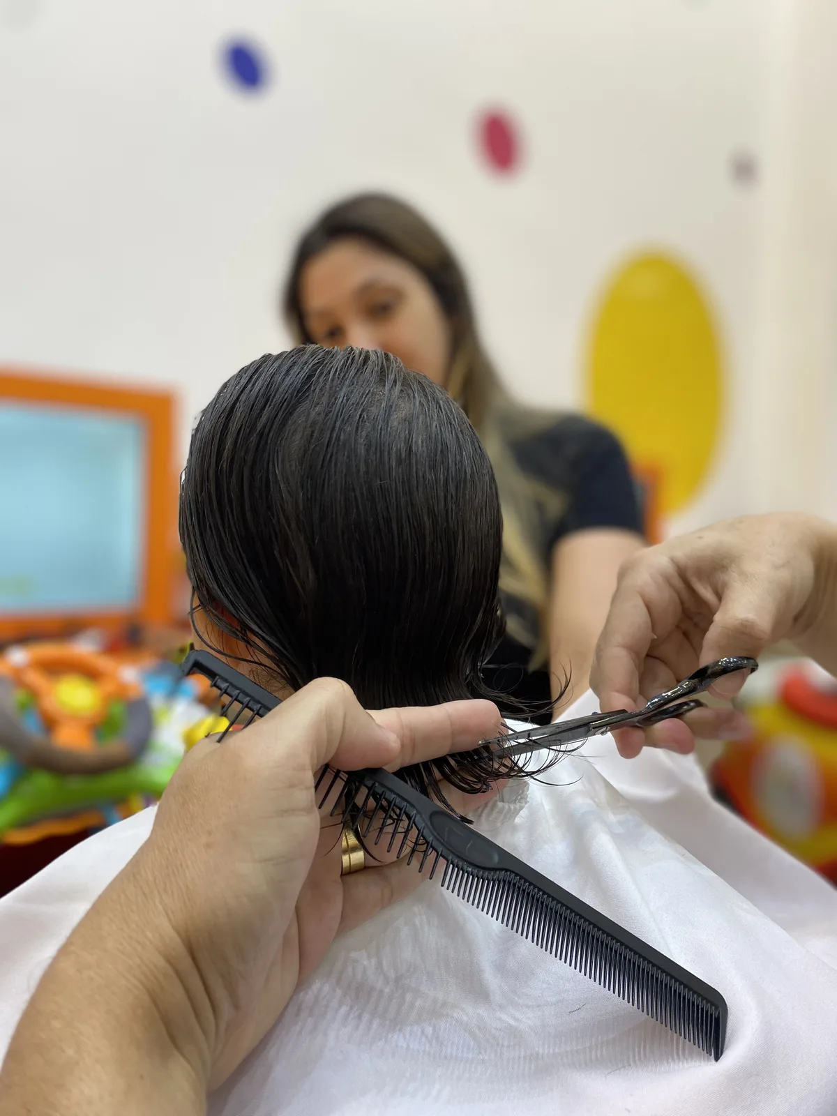 Bebê no primeiro corte de cabelo no Corte Alegria